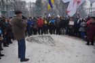 Demonstrace v jedné z bočních ulic u policejní barikády. Srdce ve sněhu je symbolem mírového průběhu demonstrací.