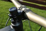 Extrémně krátký 40 mm představec Renthal Apex 35 je jednou z prvních věcí, kterých si na kole všimnete. Díky němu je posed na kole kratší, ale také je kolo výborně manévrovatelné a řízení velmi jisté i v prudkých sjezdech.