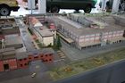 Zmenšený model továrny v muzeu Automobilový svět v Eisenachu ukazuje, jak budova (na snímku vpravo) vypadala v lepších časech.