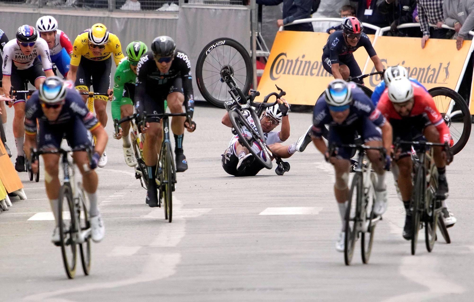 3. etapa Tour de France 2021: Peter Sagan padá v cílové rovince