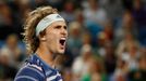 Alexander Zverev se raduje z vítězství v prvním kole Australian Open.