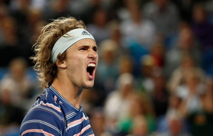 Alexander Zverev se raduje z vítězství v prvním kole Australian Open.