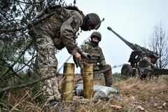 EU vyčlení 2,5 miliardy eur na munici pro Ukrajinu. Chybí ale továrny i lidi