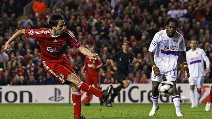 Yossi Benayoun posílá Liverpool do vedení