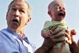 Americký prezident George W. Bush odkládá plačící dítě, které mu podal někdo z davu příznivců během jeho červencové návštěvy u německé kancléřky Angely Merkelové v Trinwillershagenu.