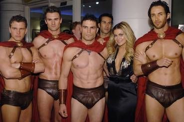 Carmen Electra se nechává hýčkat zdatnými svalovci.