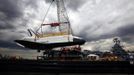 Crews hoist the Space Shuttle Enterprise onto the deck of the Intrepid Sea, Air and Space Museum in New York June 6, 2012. REUTERS/Eric Thayer (UNITED STATES - Tags: SOCIETY TRANSPORT) Published: Čer. 7, 2012, 12:13 dop.