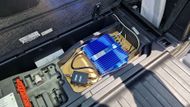 Možné je to kvůli technologii V2X, kterou však toto BMW nemá. Supluje ji proto modrá krabička.