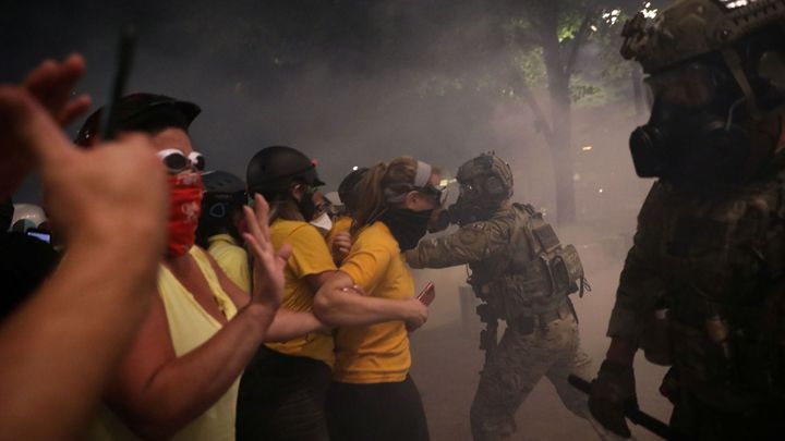 V Portlandu se střetli demonstranti s jednotkami v maskáčích. Trump zákrok chválí