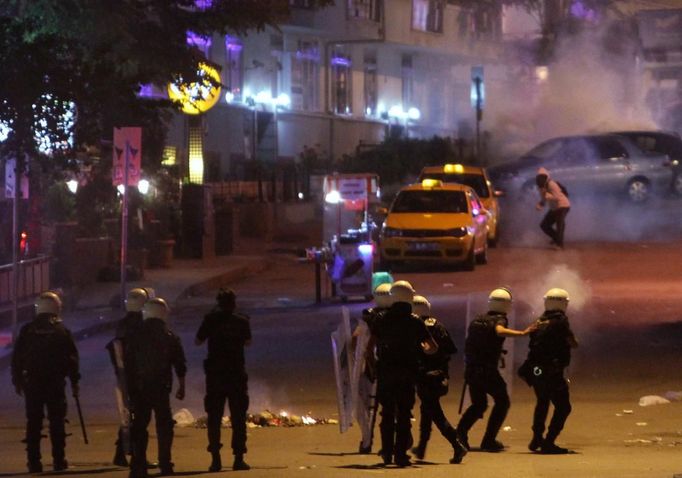 Policejní zásah proti demonstrantům v centru metropole Ankary.