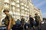 Bombajský hotel Taj Mahal obklíčili policisté a vojáci.