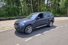 Na první pohled obyčejné BMW X5 druhé generace, které ale díky technologii V2X a softwarové úpravě umí policisté zastavit na dálku aktivací parkovací brzdy.