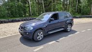 Na první pohled obyčejné BMW X5 druhé generace, které ale díky technologii V2X a softwarové úpravě umí policisté zastavit na dálku aktivací parkovací brzdy.