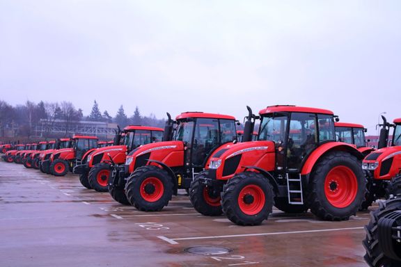 Parkoviště u výrobní haly. Traktory putují do různých koutů světa, třeba do Afriky, Jižní nebo Severní Ameriky, na Blízký východ nebo do Asie.