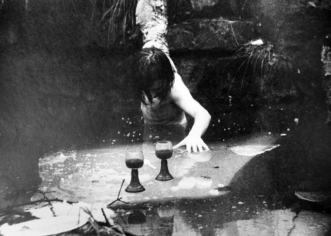 Součástí výstavy akčního umění je i záznam performance Jiřího Černického nazvané Mezi poslední večeří a snídaní v trávě z roku 1992.