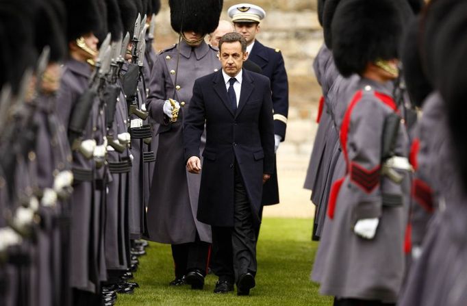 Sarkozy si prohlédl Windsorskou stráž.