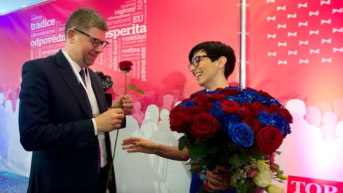 Růže pro novou šéfku. TOP 09 poprvé povede žena, Pekarová Adamová porazila Czernina