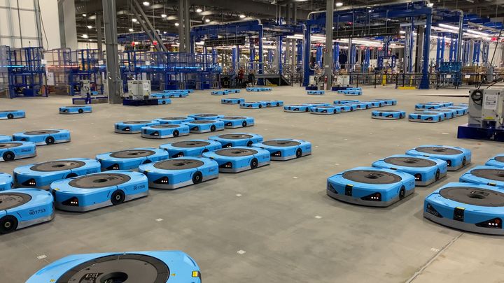 Takhle pracuje armáda robotů z Amazonu. Lidskou sílu trumfnou rychlostí i efektivitou; Zdroj foto: Aneta Řezníčková