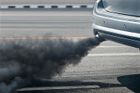 Zmizí konečně z ulic kouřící auta? Od léta se zpřísní pravidla měření při STK