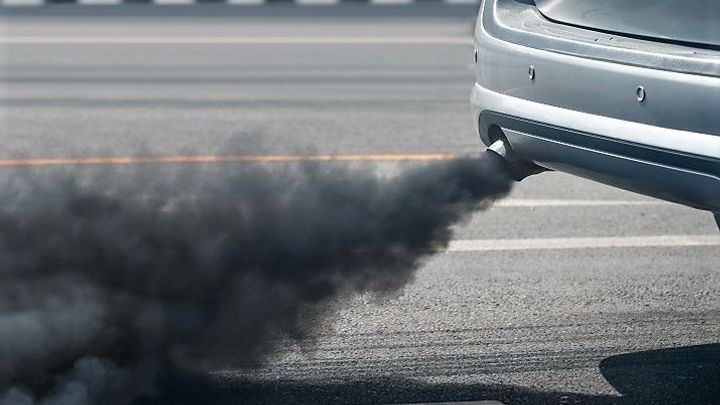 Zmizí konečně z ulic kouřící auta? Od léta se zpřísní pravidla měření při STK