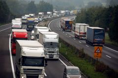 O víkendu hrozí řidičům zdržení na rakouských hranicích, německé A7 i ve Slovinsku