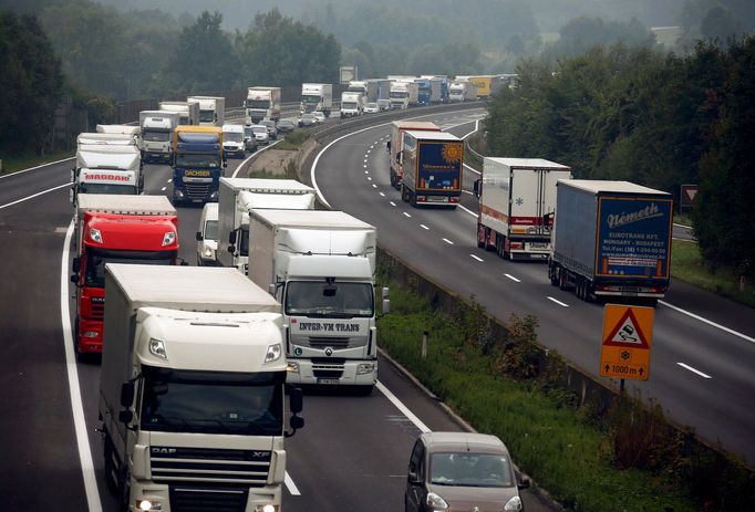 Kolona na rakouské dálnici A3 kvůli německým hraničním kontrolám u Rottal Ost.