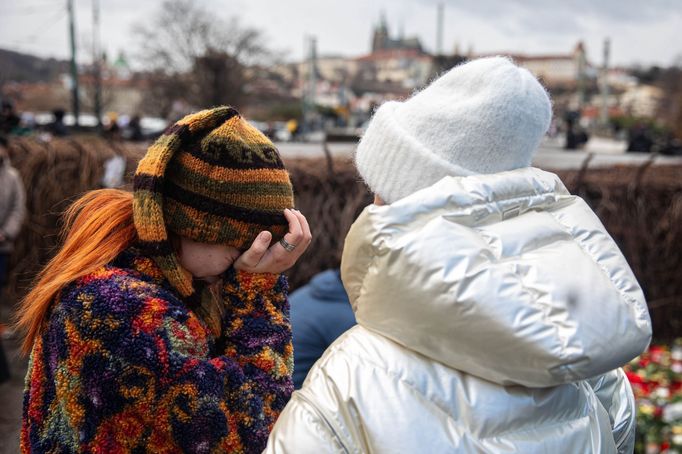 Filozofická fakulta v Praze den po střelbě, při které zahynulo 14 lidí. Lidé k jejím zdem nosí květiny a svíčky, stejně tak je pokládají na Náměstí Jana Palacha.