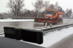 Česko zasypal sníh, na silnicích se tvoří závěje