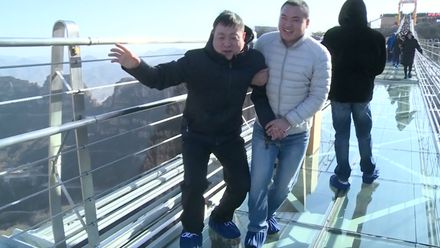Nic pro slabé povahy. V Číně mají nejdelší most se skleněným dnem