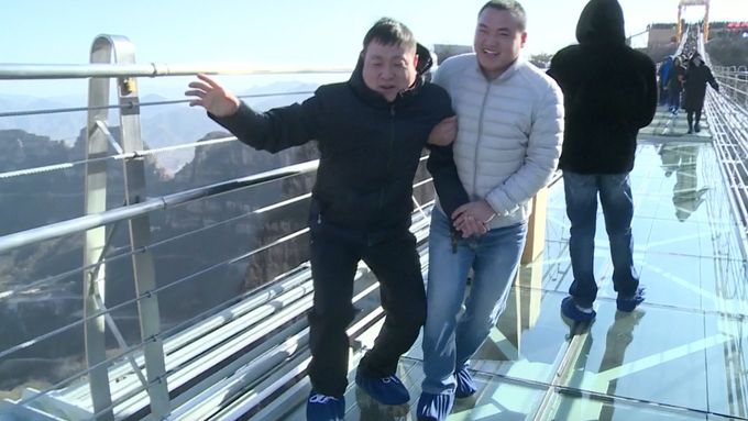 Lidé vstoupili na nejdelší most se skleněným dnem na světě. Měří 488 metrů a visí 218 metrů nad údolím. Chlubí se s ním v čínské oblasti Chung-ja-ku.