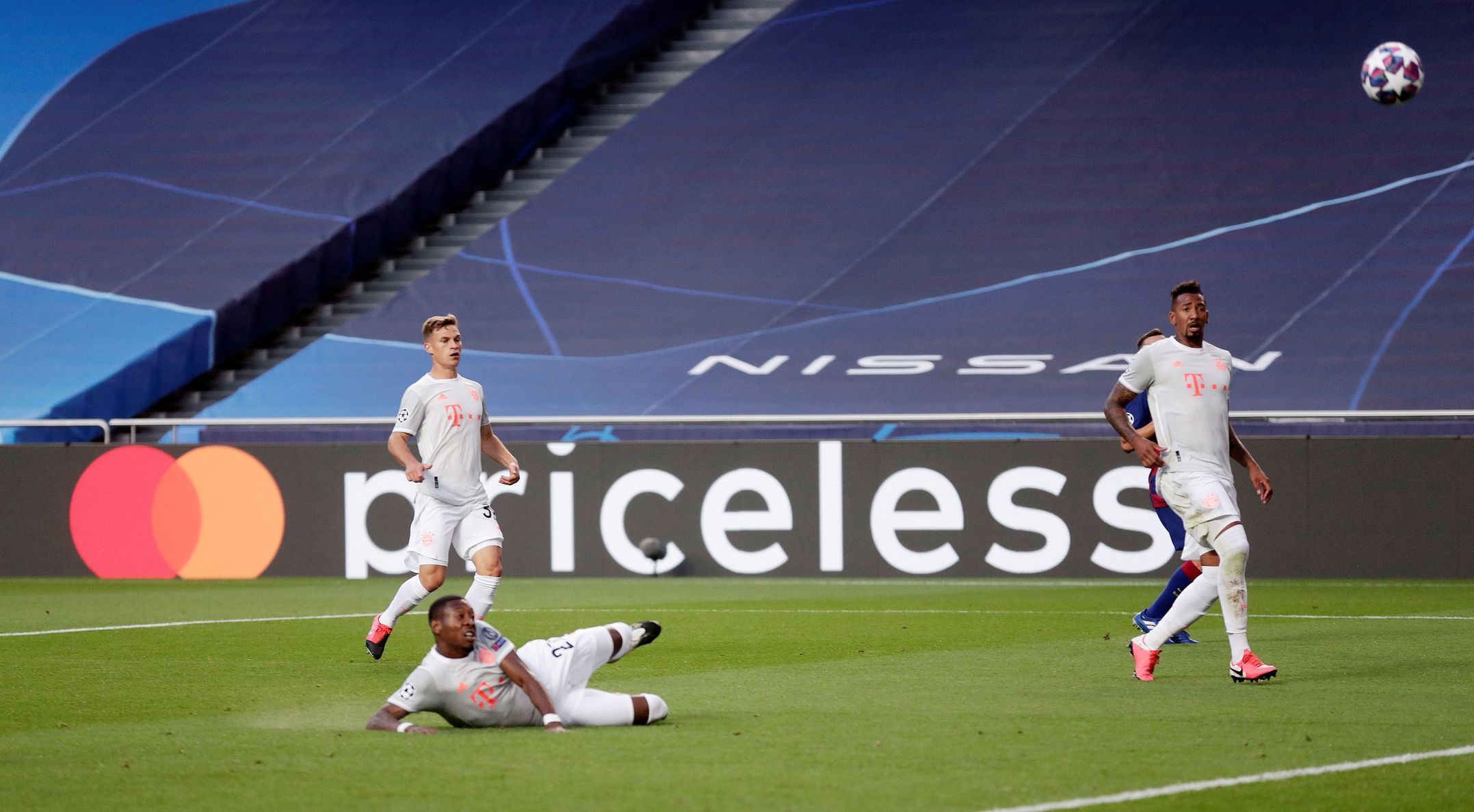 David Alaba si dává vlastní gól ve čtvrtfinále LM Barcelona - Bayern