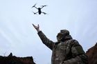 Ukrajinský voják vypouští ze zákopů u Bachmutu průzkumný dron.