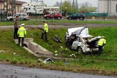 Auto ve Vestci spadlo do nádrže, tři lidé zemřeli