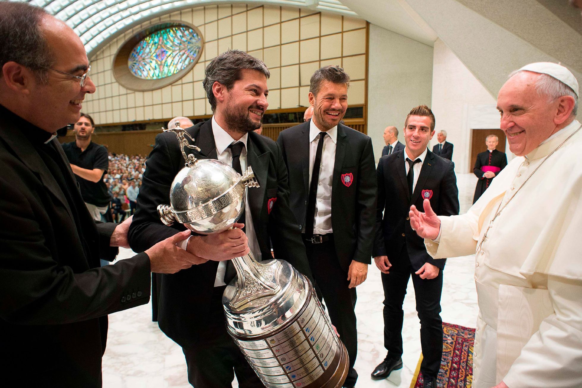 Papež František s trofejí pro vítěze Poháru osvoboditelů