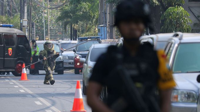 Druhým největším indonéským městem Surabaya na ostrově Jáva otřásly pumové útoky na tři kostely.