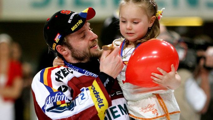 Jaroslav Hlinka ukazuje medaili své dceři