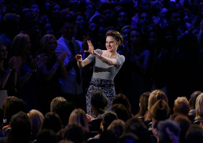 Actress Shailene Woodley celebrates with the crowd as she wins the award for Best Female Performance at the 2015 MTV Movie Awards in Los Angeles