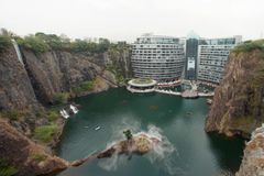 V Číně otevřeli luxusní hotel v lomu. Výtahem pojedete až 88 metrů pod zem