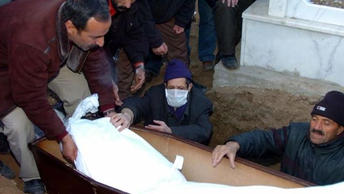 Čtrnáctiletého tureckého chlapce Mehmeta Aliho Kocyigita pohřbili ve středu 4. ledna ve východotureckém městě Dogubeyazit