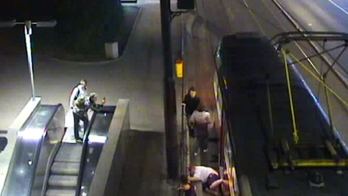 Žena si stěžovala na hluk, výtřžníci ji vykopli z noční tramvaje