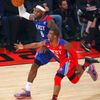 2013 NBA All-Star game: LeBron James (v modrém) a Chris Paul