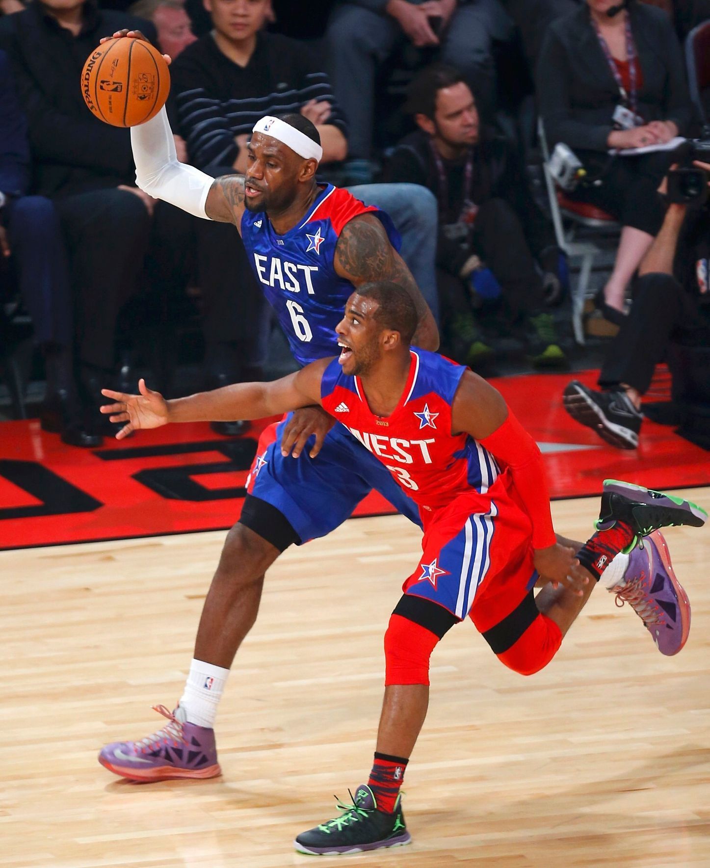 2013 NBA All-Star game: LeBron James (v modrém) a Chris Paul