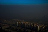Smog nad městem Tchien-ťin. Kategorie Současné problémy, 1. cena. Autorem je fotograf Čang Lej z agentury Reuters.