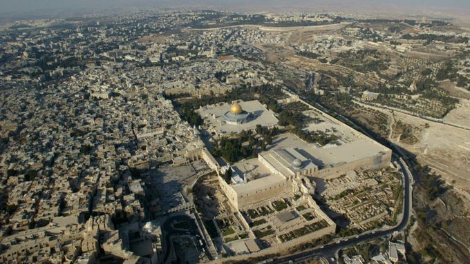 Dominantou jeruzalémského Starého města je Chrámová hora se Skalním dómem, někdy nazvaným Omarova mešita. Má půdorys osmiúhelníku, nad nímž se klene zlatá kopule.