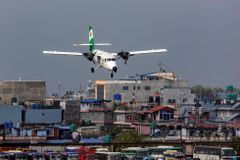 V troskách havarovaného letadla v Nepálu našli záchranáři zatím 14 těl