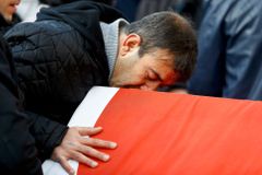 Nemilosrdný útok na nevinné. V Istanbulu zemřelo 39 lidí, útočník nebyl převlečen za Santa Clause