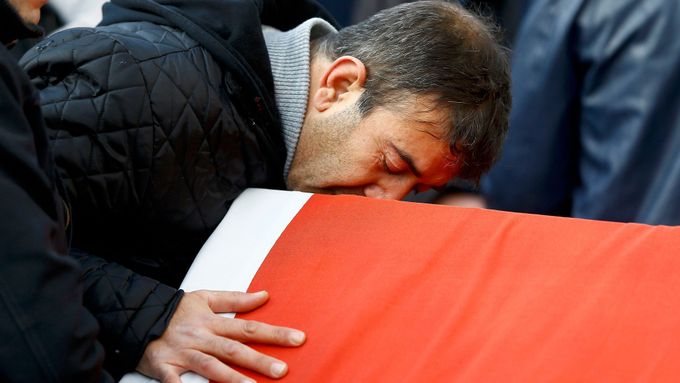 Pohřeb jedné z obětí teroristického útoku v Istanbulu.