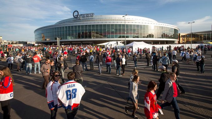Čeští fanoušci před pražskou O2 arenou při hokejovém MS 2015.