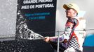 Albert Arenas slaví titul šampiona Moto3 v sezoně 2020