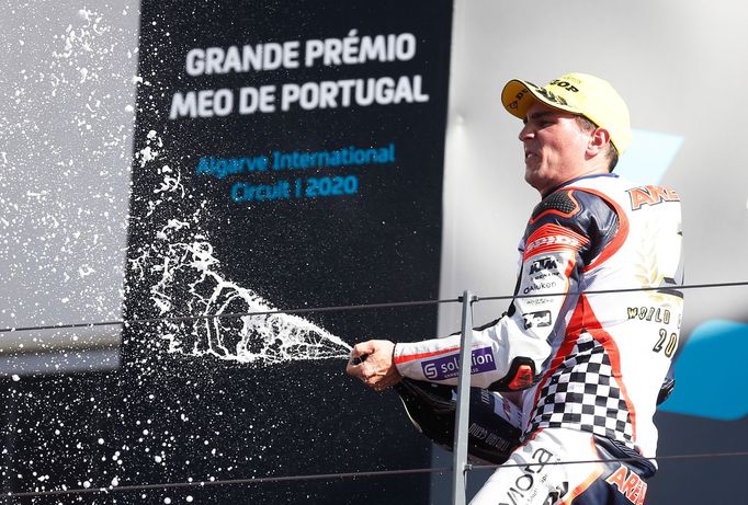 Albert Arenas slaví titul šampiona Moto3 v sezoně 2020